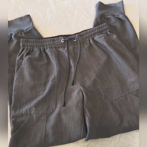 🌺 Like New Beyond Scrubs Gray Scrub Set - Picture 9 of 15